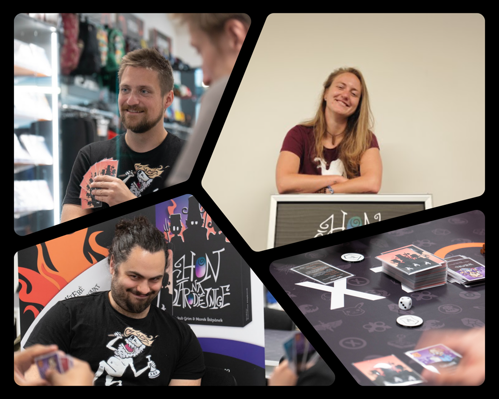 Fotka: trojice autorů u stolu s kartami.